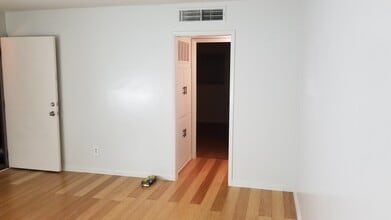 3937 Soranno Ave, Unit Soranno Ave Unit D (upstairs unit) in Bakersfield, CA - Building Photo - Building Photo