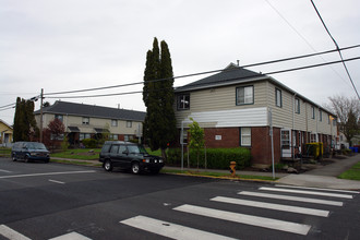 Cambridge Court Apartments in Portland, OR - Building Photo - Building Photo