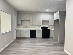 2901 S Laredo St in San Antonio, TX - Building Photo - Building Photo