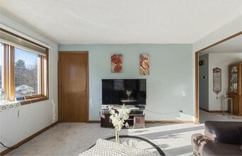 5 Redwood St in Enfield, CT - Building Photo - Building Photo