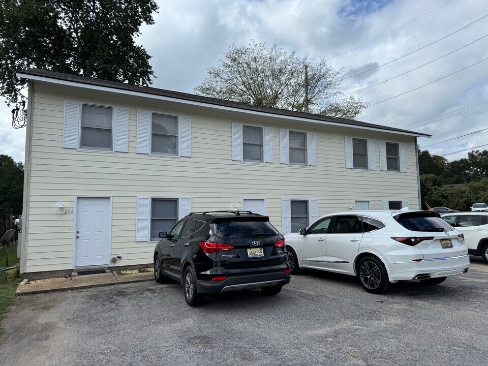 257 N Court St in Prattville, AL - Foto de edificio