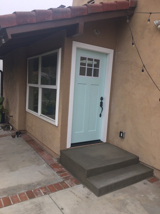 400 Flint Ave, Unit 1 in Long Beach, CA - Foto de edificio - Building Photo