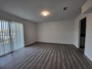 14614 Vanowen St in Van Nuys, CA - Foto de edificio - Building Photo