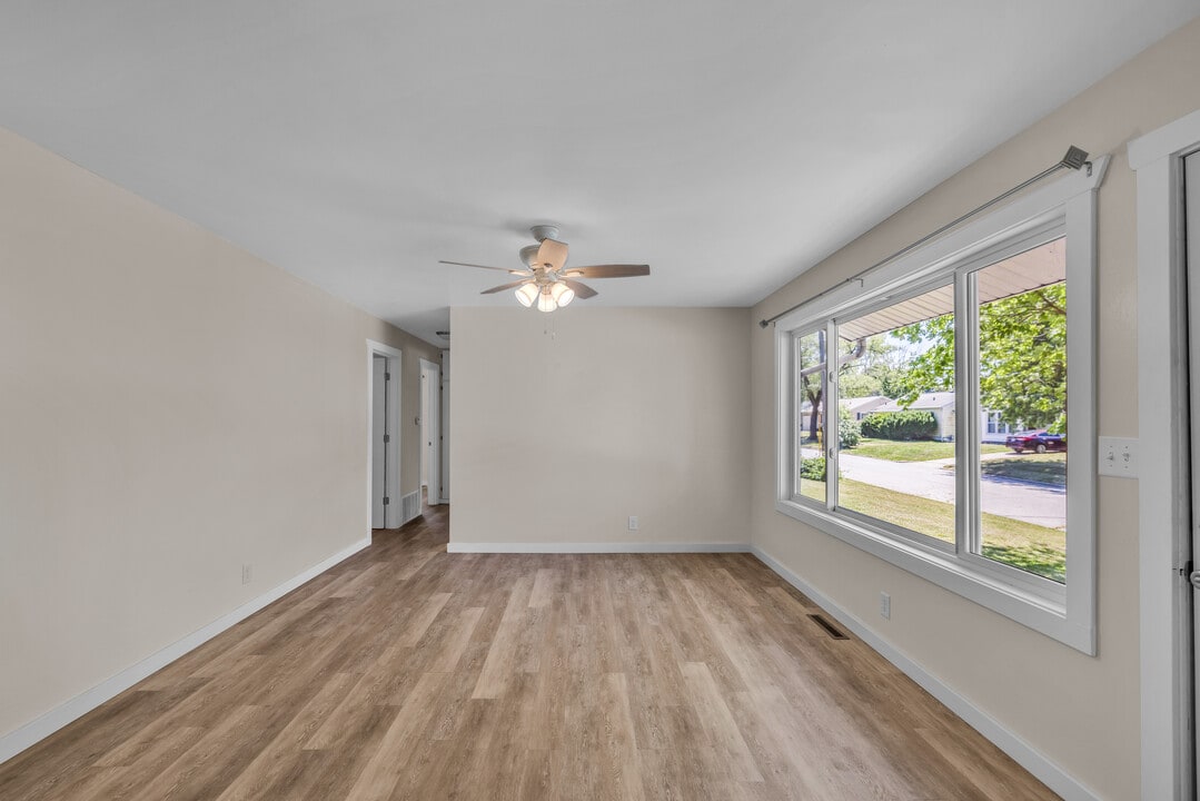 8 Crestview Dr in Decatur, IL - Building Photo