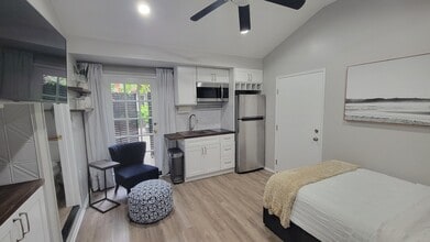 17731 Raymer St in Northridge, CA - Building Photo - Building Photo