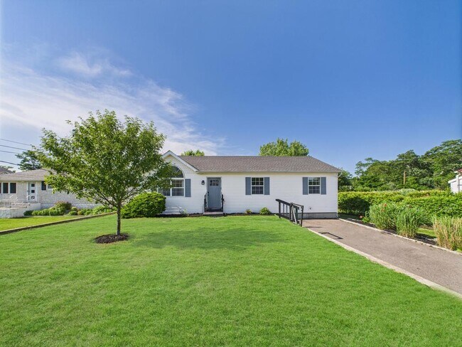 45 Willow St in Riverhead, NY - Building Photo - Building Photo