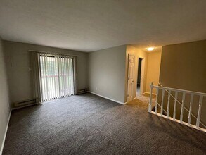 2798 Graybill Rd in Uniontown, OH - Foto de edificio - Building Photo