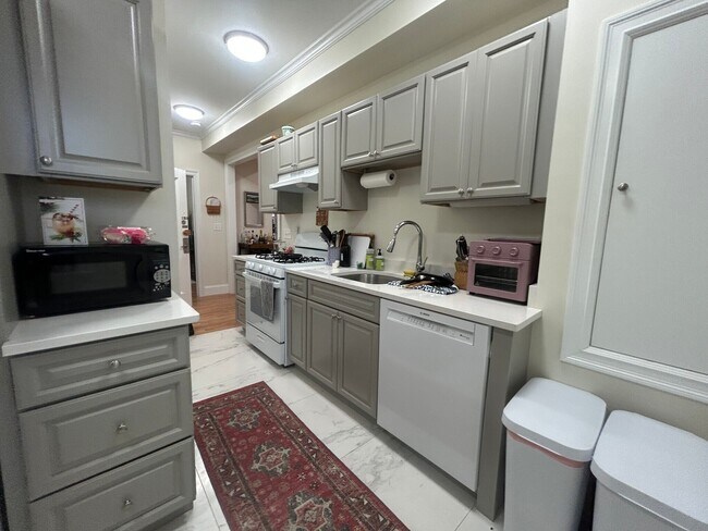15 Alton Pl, Unit 11D in Brookline, MA - Building Photo - Building Photo