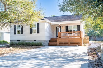 162 NW 5th St in Oak Island, NC - Foto de edificio - Building Photo