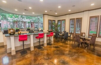 2400 McCue Rd, Unit # 144 in Houston, TX - Foto de edificio - Building Photo