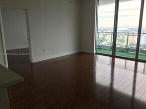 90 SW 3rd St, Unit 3608 in Miami, FL - Foto de edificio - Building Photo