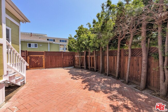 222 Bicknell Ave in Santa Monica, CA - Building Photo - Building Photo