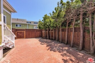 222 Bicknell Ave in Santa Monica, CA - Building Photo - Building Photo