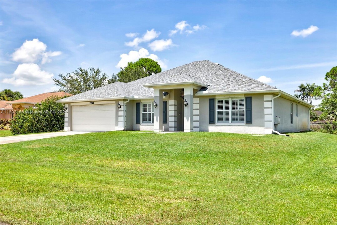 1951 SW Gold Ln in Port St. Lucie, FL - Building Photo