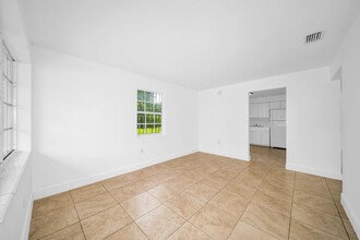 2125 NW 91st St in Miami, FL - Building Photo - Building Photo