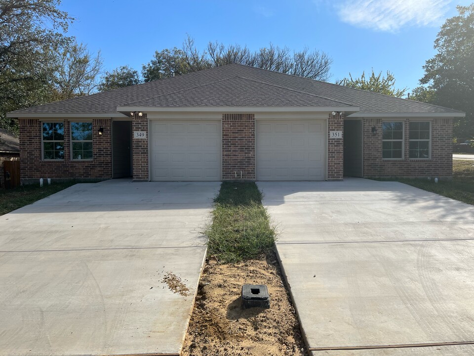 349 Spring Branch Ln in Kennedale, TX - Building Photo