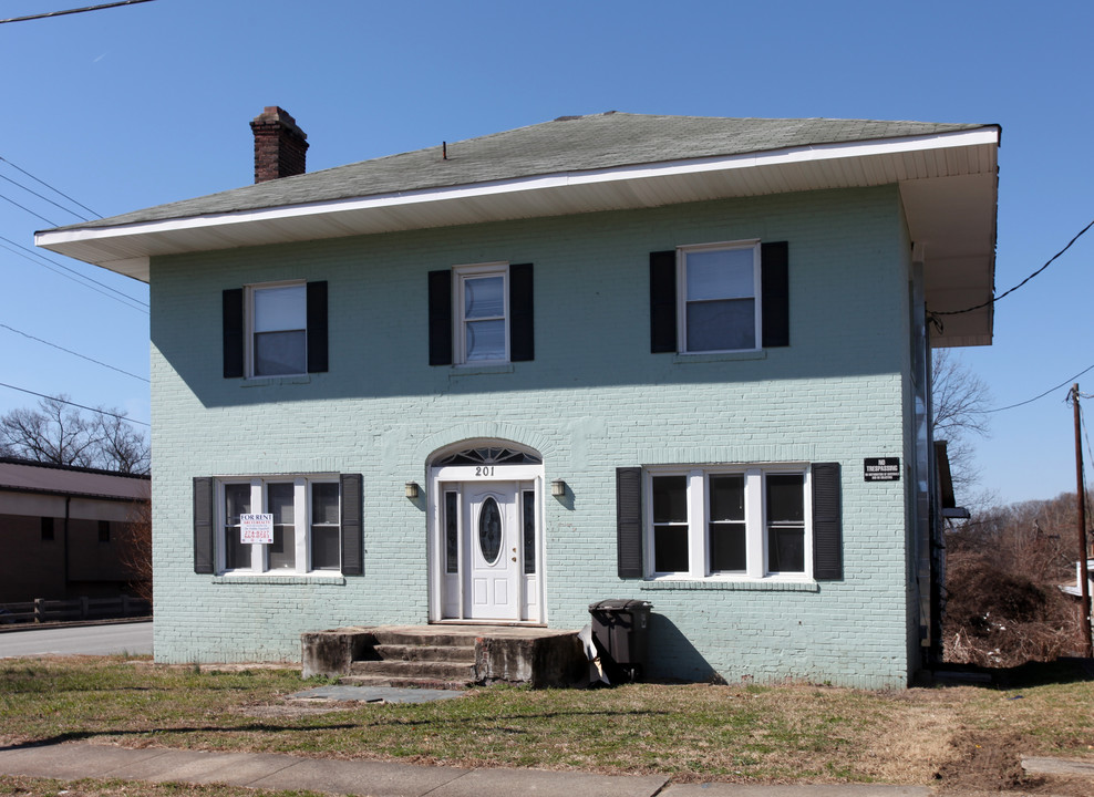 201 N Cedar St in Greensboro, NC - Foto de edificio