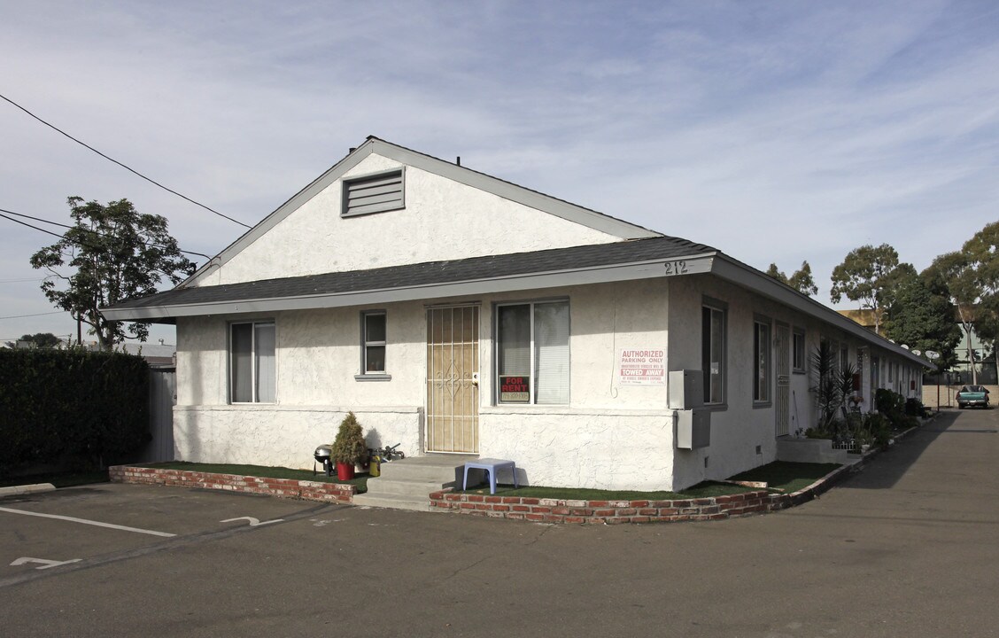 212 Victoria St in Costa Mesa, CA - Building Photo