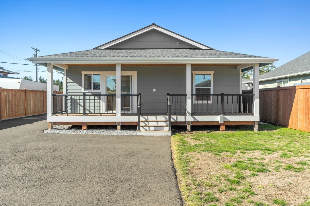 842 N Montesano St in Westport, WA - Building Photo