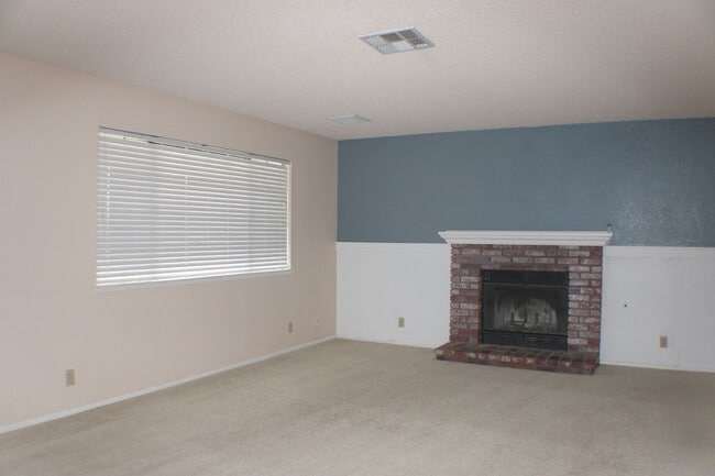 2113 Hillcrest Ave in Rosamond, CA - Building Photo - Building Photo
