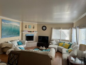 212 N Catalina Ave in Redondo Beach, CA - Foto de edificio - Building Photo