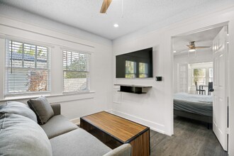 2009 W Dekle Ave in Tampa, FL - Building Photo - Building Photo