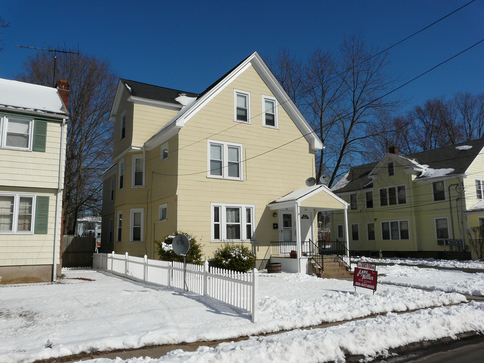 58-60 Saunders St in East Hartford, CT - Building Photo