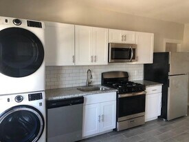 22-22 10th St in Providence, RI - Building Photo