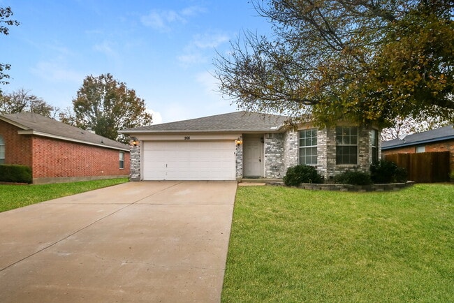 908 Fenway Ln in Saginaw, TX - Building Photo - Building Photo