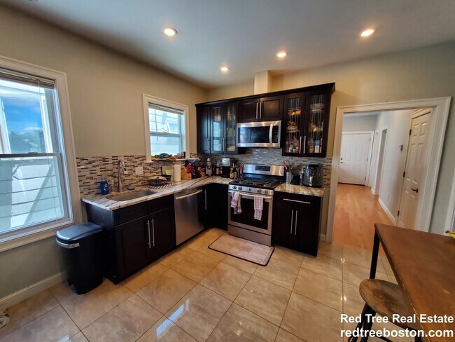 83 Newbury St, Unit 3 in Somerville, MA - Foto de edificio - Building Photo