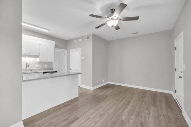 Lander Place Apartments- 611 Highland Park Dr in Greenwood, SC - Foto de edificio - Building Photo