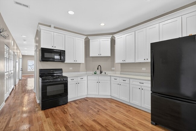 5709 W Irving Park Rd, Unit 2 in Chicago, IL - Building Photo - Building Photo