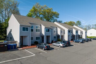 Stafford West Condominiums in Bristol, CT - Foto de edificio - Building Photo