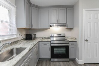 1424 E Ocean View Ave in Norfolk, VA - Building Photo - Building Photo