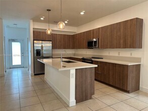 4745 NW 84th Ct in Doral, FL - Foto de edificio - Building Photo