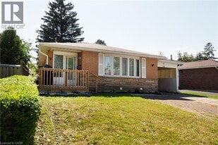 129 Hazelglen Dr in Kitchener, ON - Building Photo