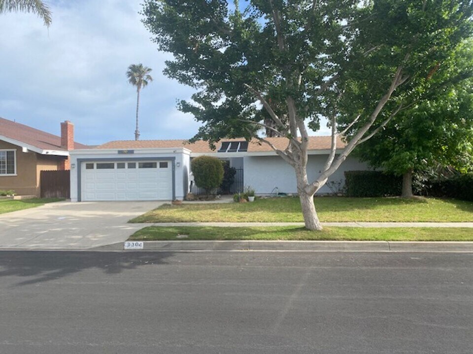 3304 Corona St in Camarillo, CA - Foto de edificio