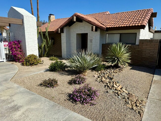 2367 S Gene Autry Trail in Palm Springs, CA - Building Photo - Building Photo