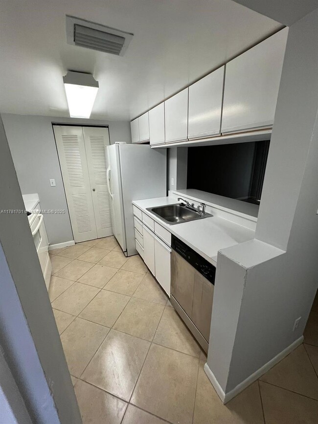 9899 Westview Dr in Coral Springs, FL - Foto de edificio - Building Photo