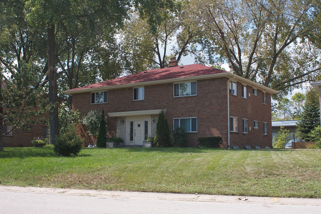 5327 N Mohawk Ave in Glendale, WI - Building Photo