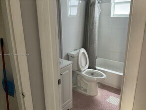 1999 NE 168th St, Unit 3 in North Miami Beach, FL - Building Photo - Building Photo