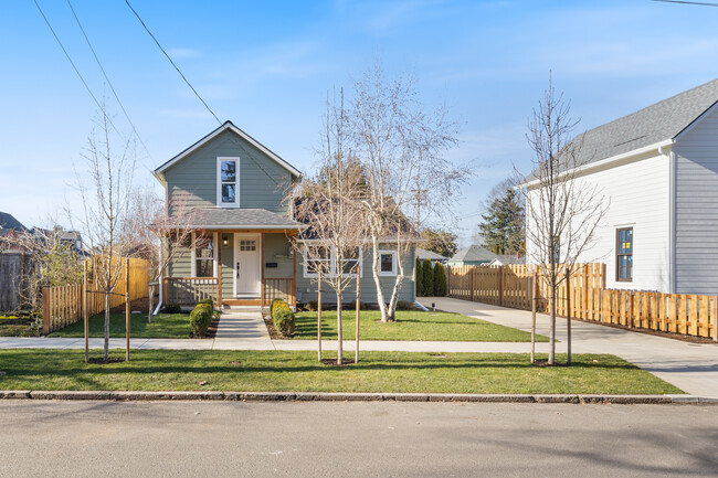 921 NE Galloway St in McMinnville, OR - Building Photo - Building Photo