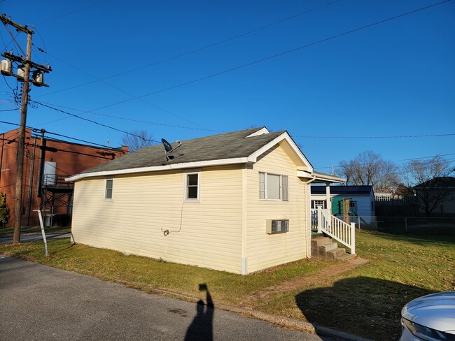 1342 Grosscup Ave in Dunbar, WV - Building Photo - Building Photo