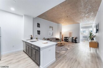 10 Commerce Ct in Newark, NJ - Building Photo - Building Photo