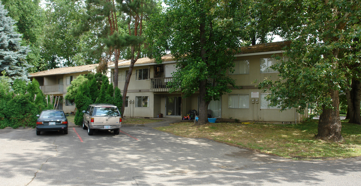 Tulip Crest in West Linn, OR - Building Photo