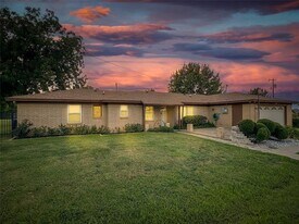 412 N Dallas St in Pilot Point, TX - Building Photo