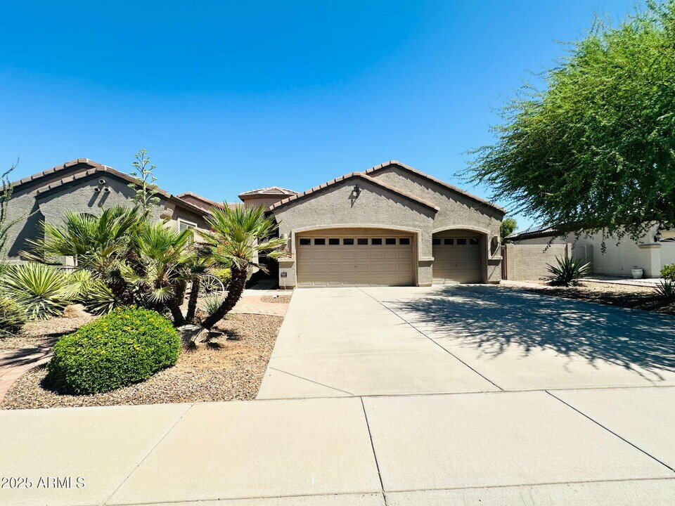 2720 E Hazeltine Way in Chandler, AZ - Building Photo