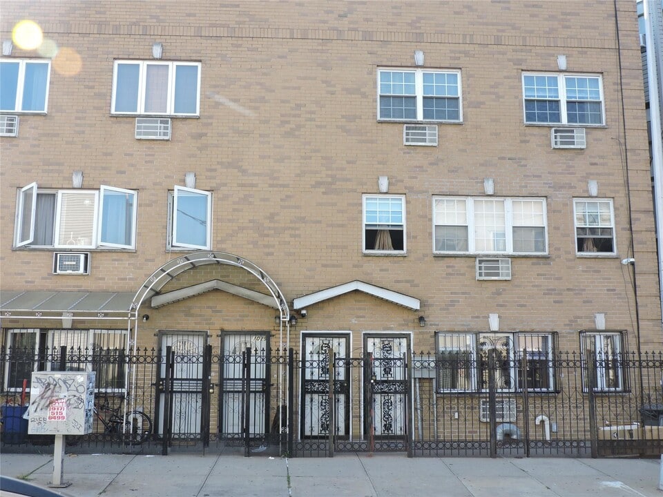 1031 Halsey St in Brooklyn, NY - Building Photo