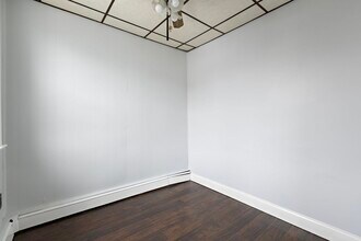 28 E 49th St in Bayonne, NJ - Building Photo - Building Photo