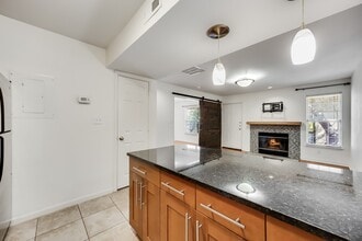 7685 Northcross Dr, Unit 1121 in Austin, TX - Building Photo - Building Photo